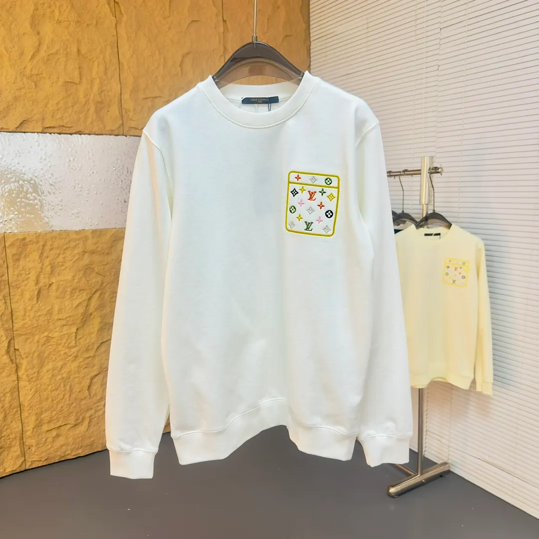 🅿️320 Brand: Louis Vuitton🤳𝗟𝗩 Fabric: ☑️Made of 440g double-strand pure cotton terry👕 Fabric: ☑️Thread with 1*1 double yarn thread. 🔜Comes with dyeing in the same tank. Craftsmanship: ☑️The embroidery uses 3D three-dimensional embroidery technology, 🇧🇫The original computer scan and print is restored 1:1. The pattern is clear and the needle count is dense. It is a rare high-end product on the market! 🇲🇩All three standards are complete! Size: ☑️S 〰️M 〰️L 〰️XL 〰️XXL